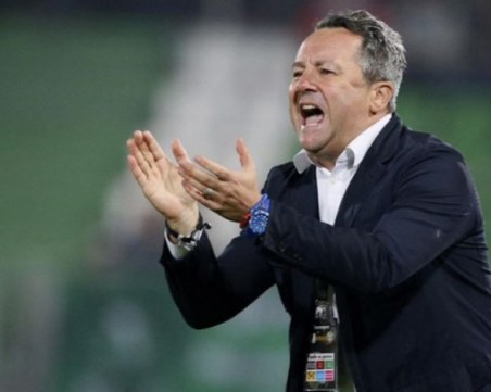 Изписаха треньора на Левски от болницата