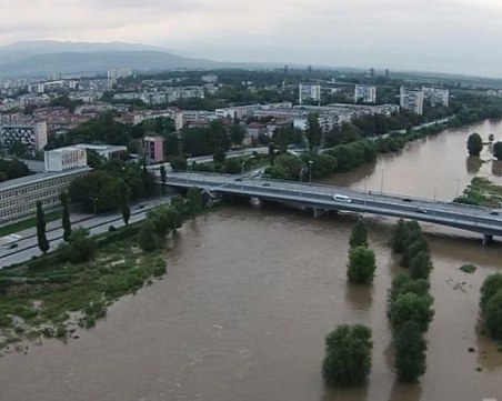 Почистват с 5 млн. лева коритото на река Марица в Пловдив, има опасност за мостовете и от наводнения