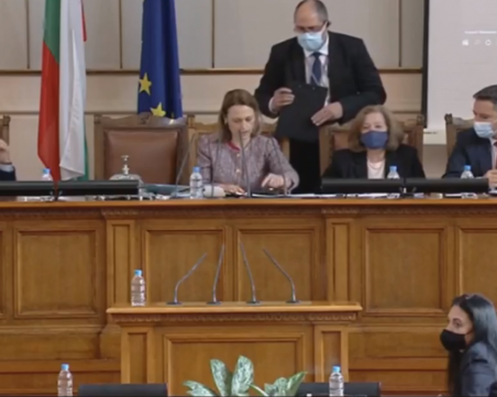 Със скандал в Парламента: Депутатите гласуваха оставката на кабинета на Бойко Борисов