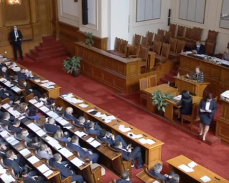 След драматично гласуване: Създадоха три парламентарни групи