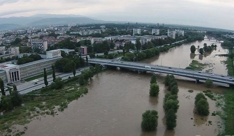 Почистват с 5 млн. лева коритото на река Марица в Пловдив, има опасност за мостовете и от наводнения
