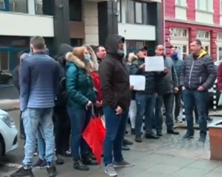 Младежи от БСП скандират 