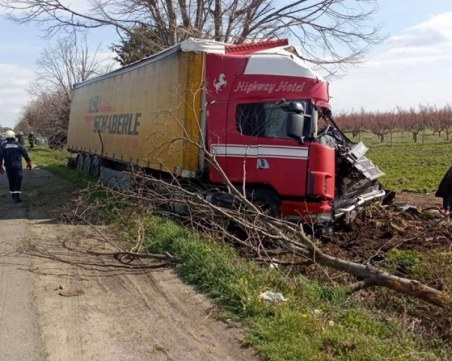 Шофьорът, причинил катастрофата край Айтос, остава в болница