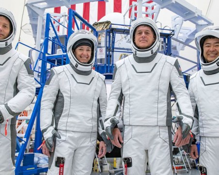 SpaceX на Илон Мъск спечели договор за милиарди на NASA, изпращат хора на Луната