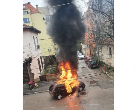 Кола пламна в движение във Враца