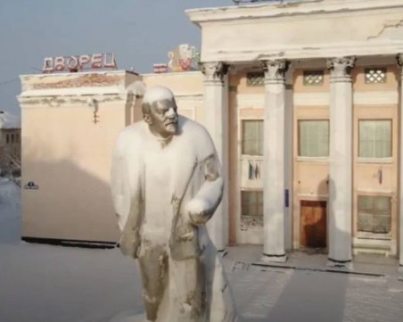 Уникални кадри от дрон показват замръзнало призрачно село в Русия