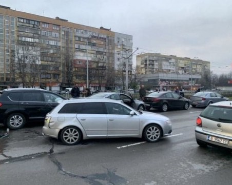 Верижна катастрофа в София! Шест коли се нанизаха