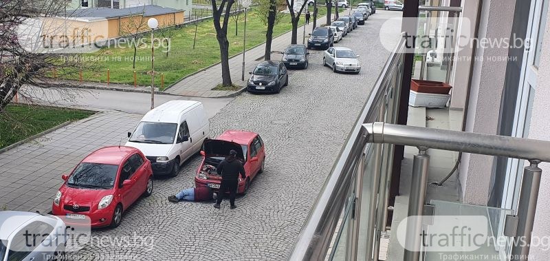 Да викаш неволята: Пловдивчани ремонтираха автомобила си насред улицата