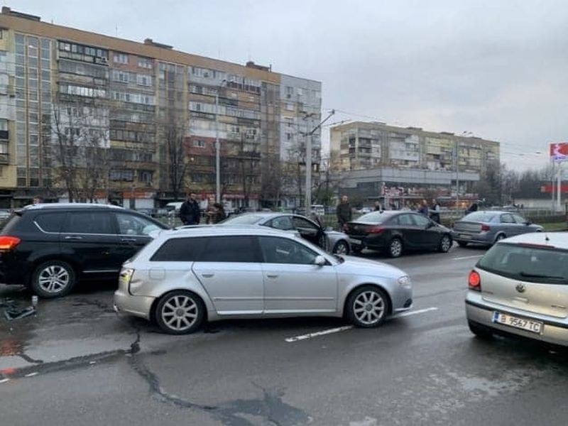 Верижна катастрофа в София! Шест коли се нанизаха