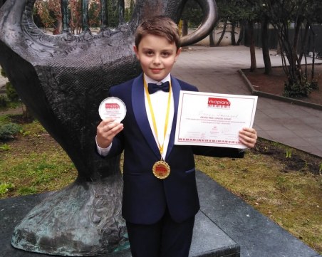 9-годишният пловдивски талант Борис Дюлгеров с признание на Международен конкурс за пианисти