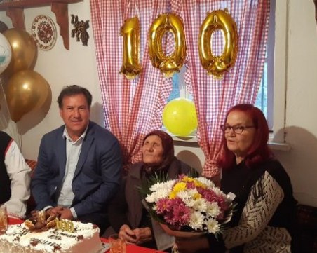 Нова столетница в Пловдивско! Баба Мина се радва на четирима правнуци