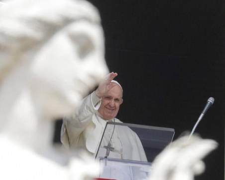 Папа Франциск изрази притеснение заради натрупването на руски военни по границата с Украйна