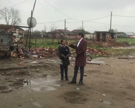 Събарят незаконни ромски постройки в Стамболийски