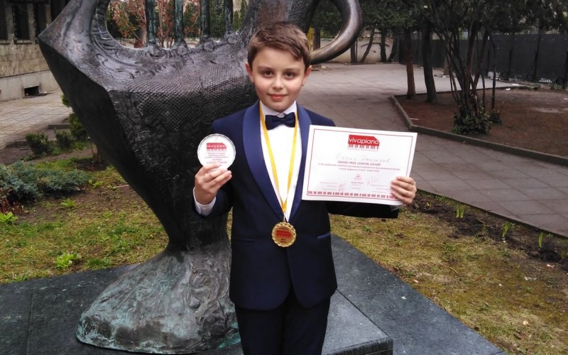9-годишният пловдивски талант Борис Дюлгеров с признание на Международен конкурс за пианисти