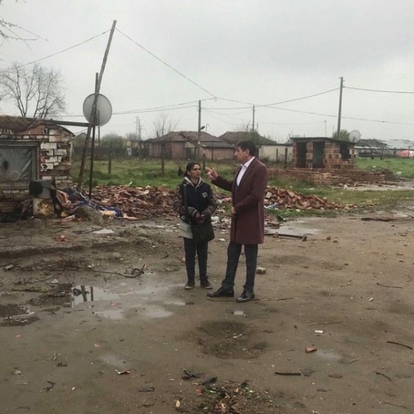 Събарят незаконни ромски постройки в Стамболийски