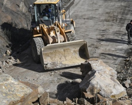 Блокада на пътя София - Самоков заради свлачище