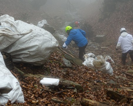 Доброволци извадиха огромни количества отпадъци от дере край пловдивски път