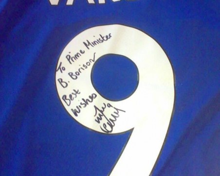 Голмайстор на Лестър подари фланелка с автограф на Бойко Борисов