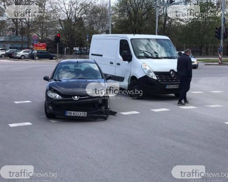 Кола и бус се удариха на възлово кръстовище в Пловдив