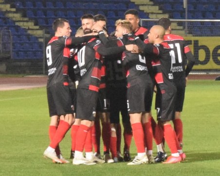 Локо с нов важен мач в битката за второто място