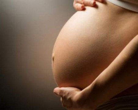 С благословията на родителите, но не и на закона: Непълнолетна Жулиета роди дете на възлюбения си в Кричим