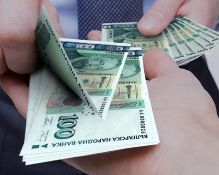 Служителка в офис за кредити в Сопот изтегли 40 бона от името на клиенти