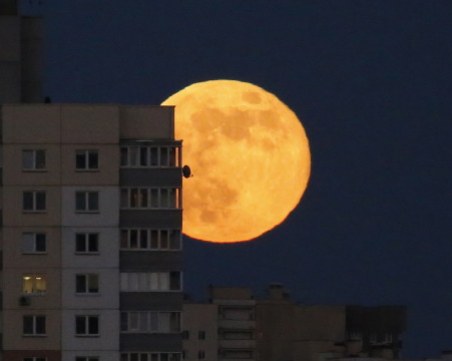 Супер Луна огрява небето след седмица