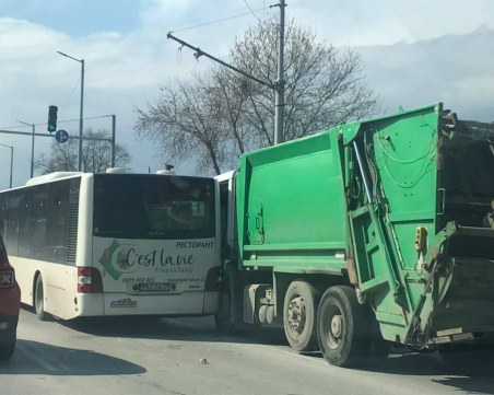 Зверска тапа на един от входовете на Пловдив заради катастрофа между автобус и сметовоз