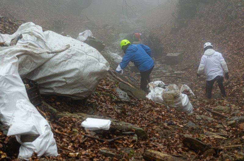 Доброволци извадиха огромни количества отпадъци от дере край пловдивски път