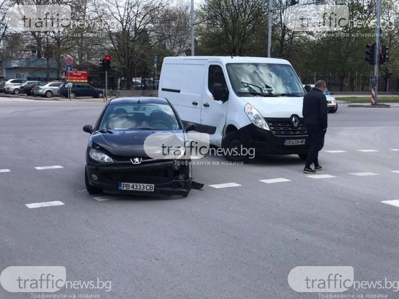Кола и бус се удариха на възлово кръстовище в Пловдив