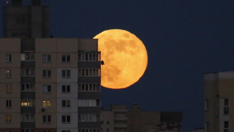 Супер Луна огрява небето след седмица
