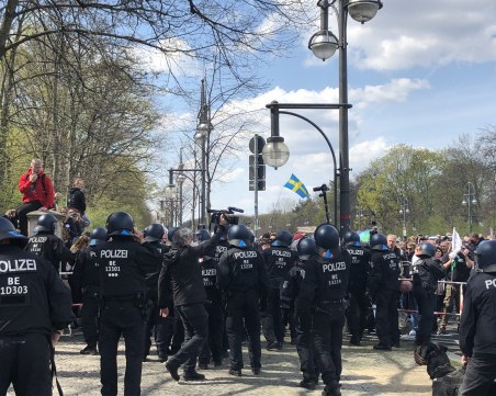 Хиляди излязоха на протест в Берлин срещу нов закон за локдауна