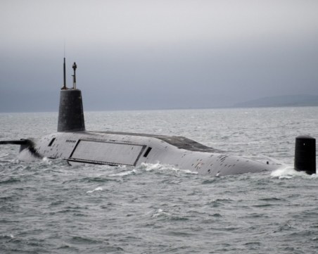 Издирват подводница с 53-членен екипаж