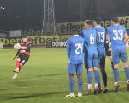 Локо с всичко най-добро срещу Левски, вижте съставите