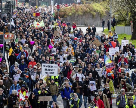 Полицията влезе в сблъсък с протестиращите срещу COVID мерките в Германия
