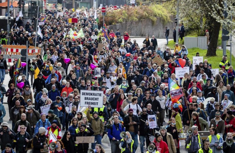 Полицията влезе в сблъсък с протестиращите срещу COVID мерките в Германия