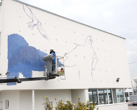 Брадат лешояд краси фасадата на Топлофикация в Пловдив