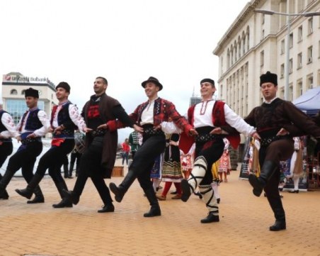 Частните ансамбли на протест: Притиснати сме до стената, не получаваме пари от държавата