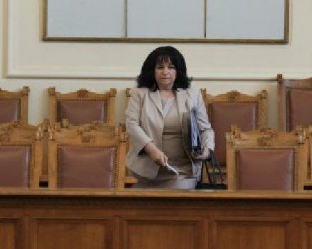 Напрежение в пленарна зала, наказаха дисциплинарно депутат