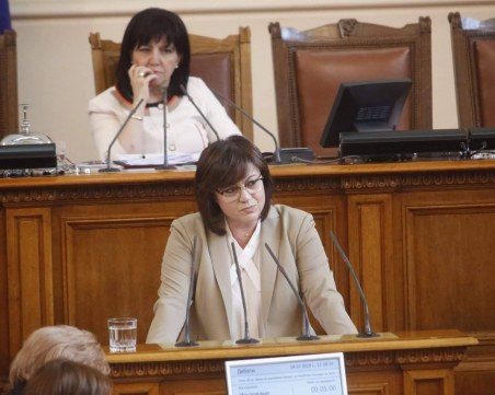 Нинова срещу Цонев: Каза ми да оттегля предложението за мораториума, имало концесии на плажове