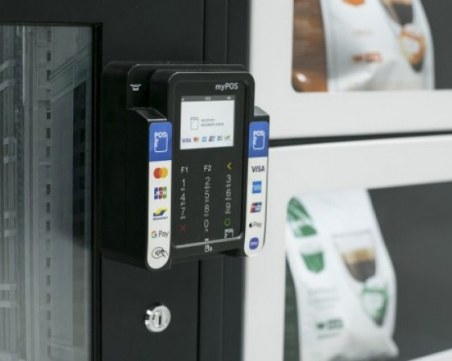 Тийнейджъри разбиха и обраха вендинг машина, полицията ги спипа