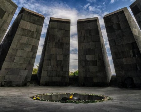 Ереван отбеляза 106-а годишнина от геноцида над арменците с факелно шествие