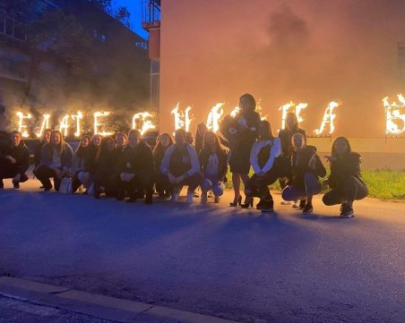 Огнено шоу пред дома на учителка в Пловдив