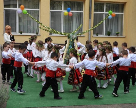 Пролетен празник в детска градина 