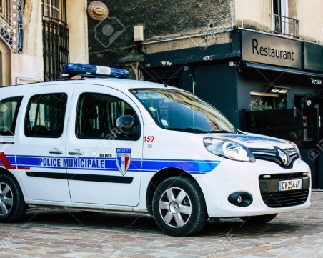 Убиха полицайка при атака във Франция