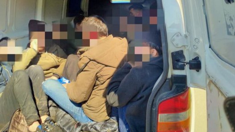 Арестуваха трафикант край Бургас! Превозвал нелегални сирийци