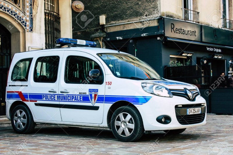 Убиха полицайка при атака във Франция