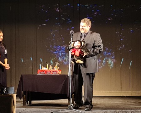 Хор на изоставените артисти изпрати Виктор Бойчев в Москва