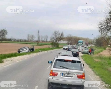 Катастрофа край Пловдив! Кола излезе извън пътя