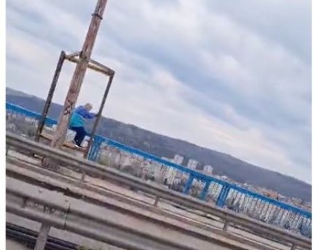 Жена се опита да се хвърли от Аспаруховия мост във Варна